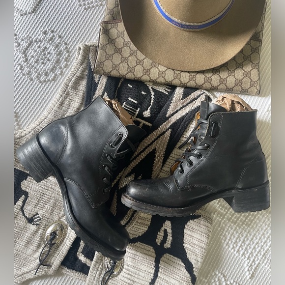 FRYE | Short Lug Lace Up Boots - Picture 8 of 8